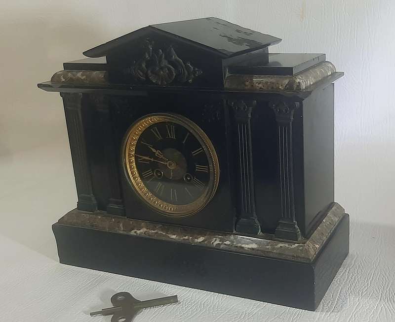 VICTORIAN SLATE MANTEL CLOCK - A TIMELESS MASTERPIECE FROM THE 19th CENTURY