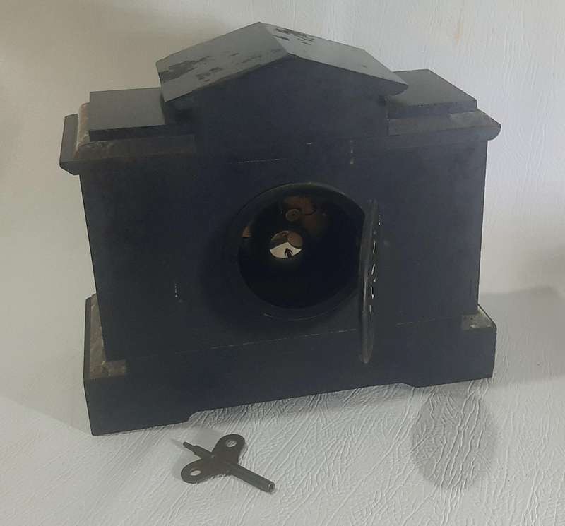 VICTORIAN SLATE MANTEL CLOCK - A TIMELESS MASTERPIECE FROM THE 19th CENTURY