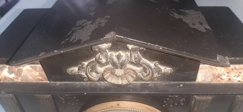 VICTORIAN SLATE MANTEL CLOCK - A TIMELESS MASTERPIECE FROM THE 19th CENTURY