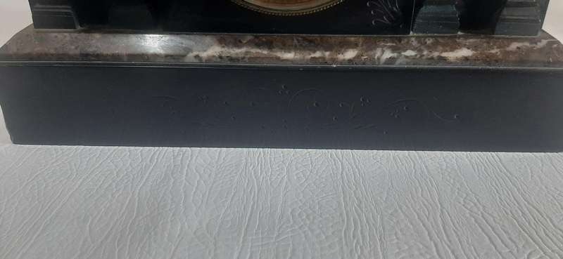 VICTORIAN SLATE MANTEL CLOCK - A TIMELESS MASTERPIECE FROM THE 19th CENTURY