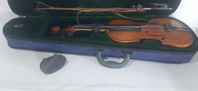 BEAUTIFUL FULL-SIZED SANCHEZ VIOLIN WITH CASE & ACCESSORIES - RARELY PLAYED!