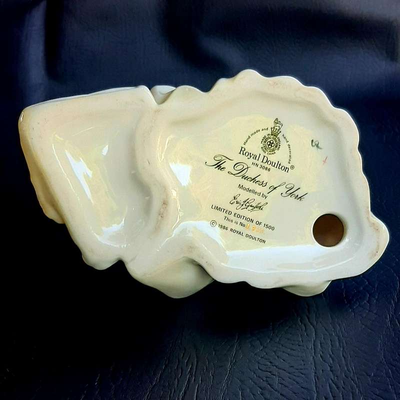ROYAL DOULTON "THE DUCHESS OF YORK" LIMITED EDITION FIGURINE - FLAWLESS CONDITION (No: 0335 OF 1500)