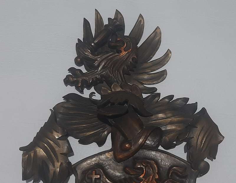 VINTAGE BRASS COAT OF ARMS WALL PLAQUE - INTRICATE HERALDIC DESIGN