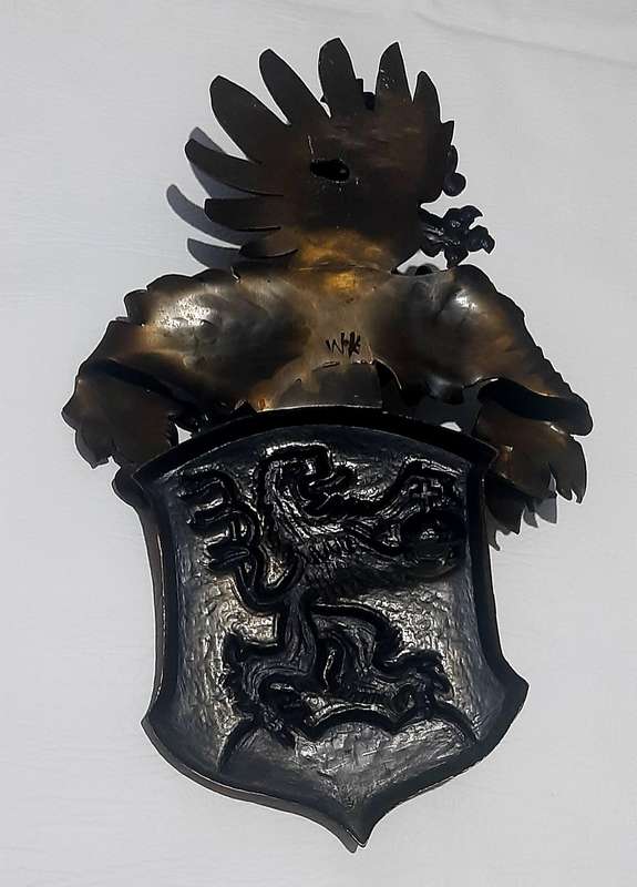 VINTAGE BRASS COAT OF ARMS WALL PLAQUE - INTRICATE HERALDIC DESIGN