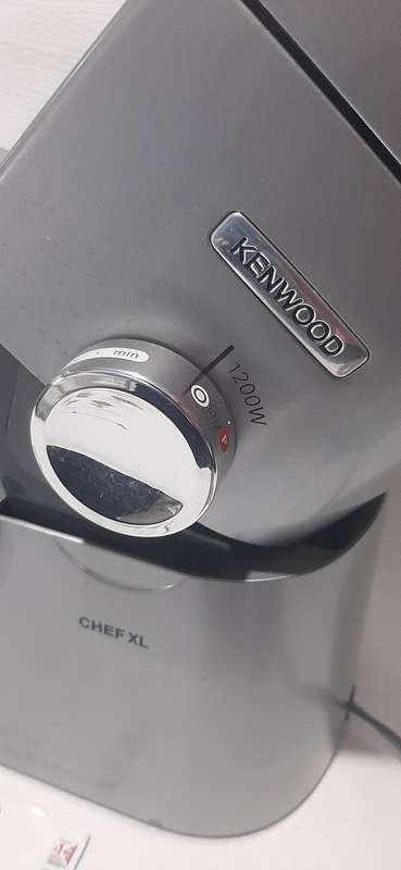 KENWOOD CHEF XL - LIKE NEW!  PREMIUM KITCHEN POWERHOUSE WITH GLASS BLENDER ATTACHMENT!