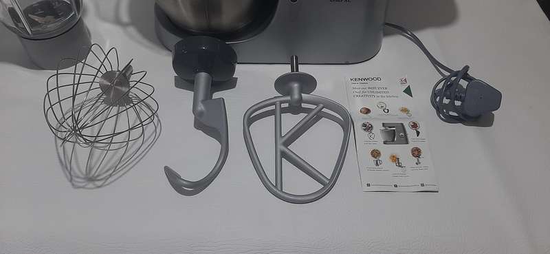 KENWOOD CHEF XL - LIKE NEW!  PREMIUM KITCHEN POWERHOUSE WITH GLASS BLENDER ATTACHMENT!