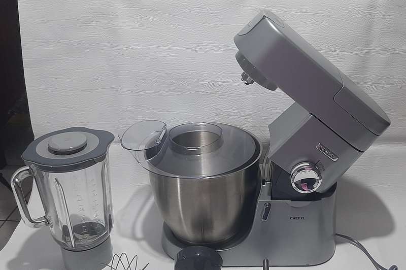 KENWOOD CHEF XL - LIKE NEW!  PREMIUM KITCHEN POWERHOUSE WITH GLASS BLENDER ATTACHMENT!