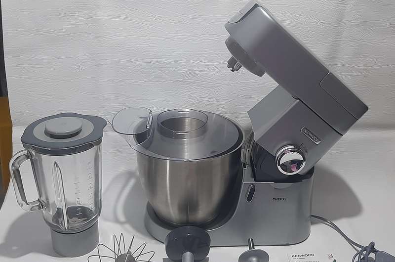 KENWOOD CHEF XL - LIKE NEW!  PREMIUM KITCHEN POWERHOUSE WITH GLASS BLENDER ATTACHMENT!