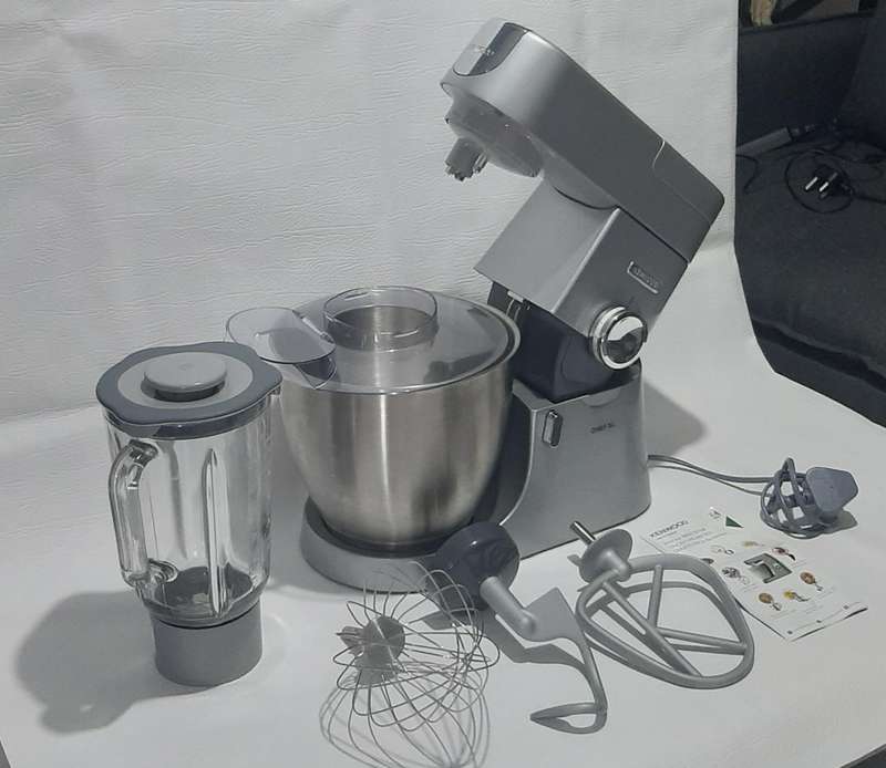 KENWOOD CHEF XL - LIKE NEW!  PREMIUM KITCHEN POWERHOUSE WITH GLASS BLENDER ATTACHMENT!