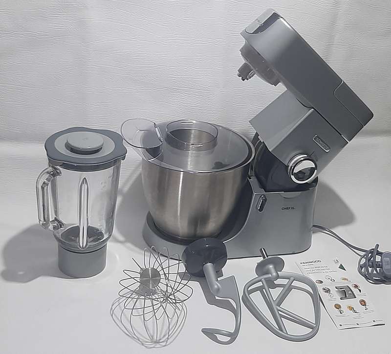 KENWOOD CHEF XL - LIKE NEW!  PREMIUM KITCHEN POWERHOUSE WITH GLASS BLENDER ATTACHMENT!