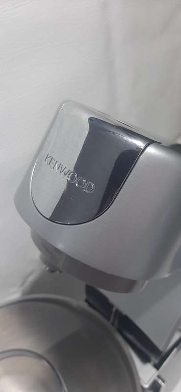 KENWOOD CHEF XL - LIKE NEW!  PREMIUM KITCHEN POWERHOUSE WITH GLASS BLENDER ATTACHMENT!