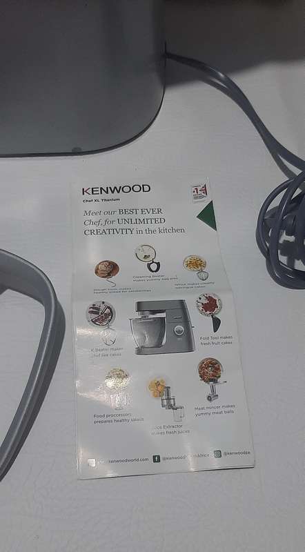 KENWOOD CHEF XL - LIKE NEW!  PREMIUM KITCHEN POWERHOUSE WITH GLASS BLENDER ATTACHMENT!