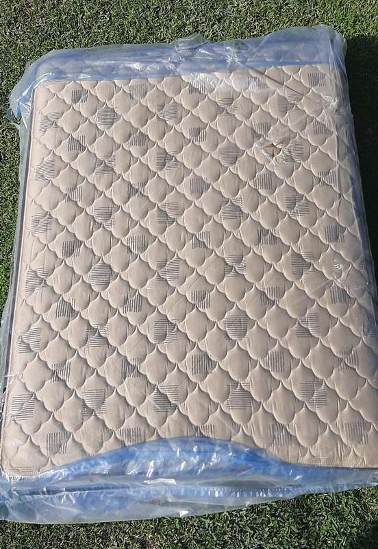 SLEEPMASTER DOUBLE BED MATTRESS - STILL IN ORIGINAL PLASTIC! (NO BASE)
