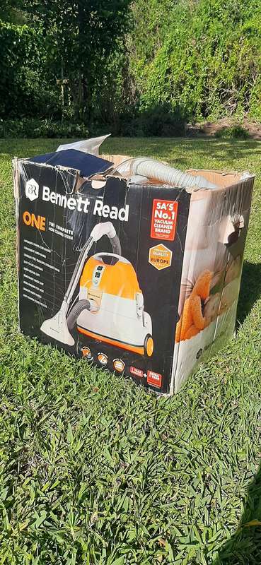 BENNETT READ ONE WET & DRY VACUUM CLEANER - MINT CONDITION, ALL ATTACHMENTS + MANUALS!!!