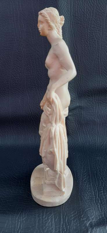 SERENITY AT THE URN - GRACEFUL FEMALE FIGURE IN MARBLE-LOOK RESIN (23CM)