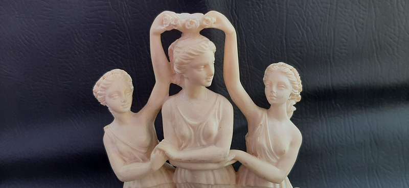 TRIUMVIRATE OF GRACE  A. SANTINI ITALIAN SCULPTURE IN MARBLE-LOOK RESIN (22CM)