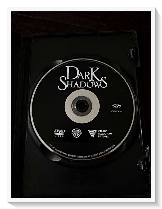 Dark Shadows by Tim Burton Starring Johnny Depp PG2-13 - Casing and Disc in Good Condition