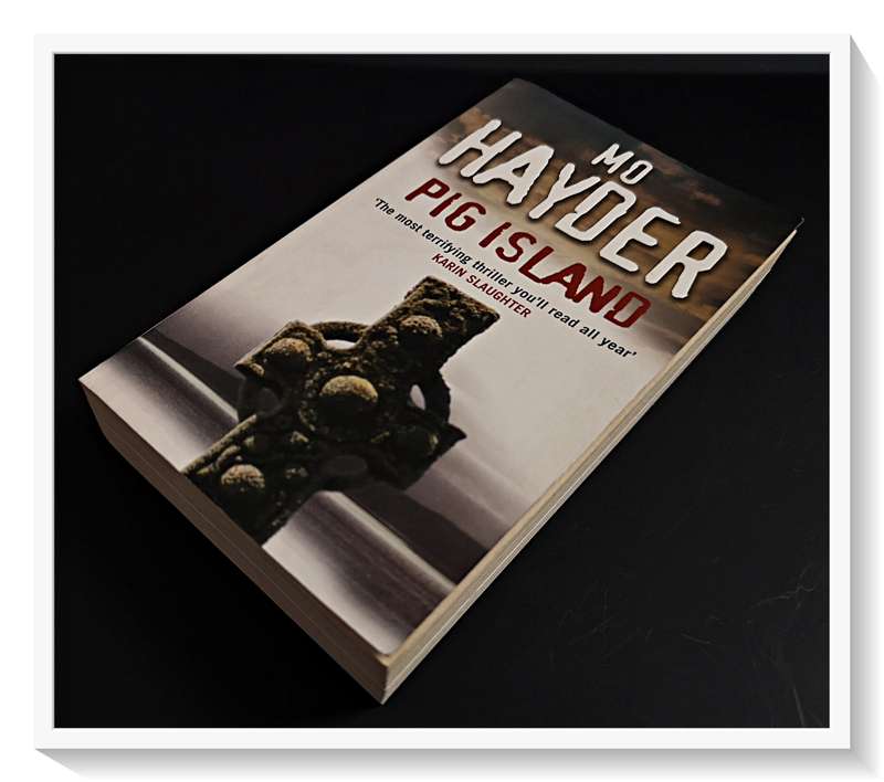 Mo Hayder - Pig Island - Standard Paperback - Book is in Excellent Condition - B+ to A