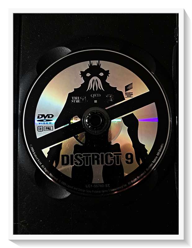 Peter Jackson's DISTRICT 9 - Controversial Sci-Fi Film - PG2-16VL - Casing &Disc Excellent Condition