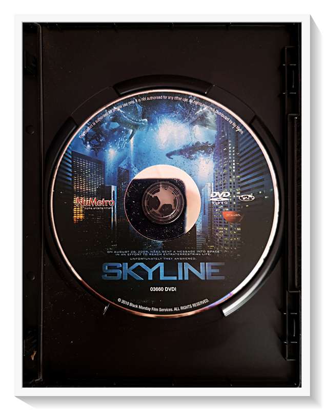 SKYLINE - A Spectacular Sc-Fi Film - 2010 - 2-15VL - Disc & Casing in Very Good+ Condition ***