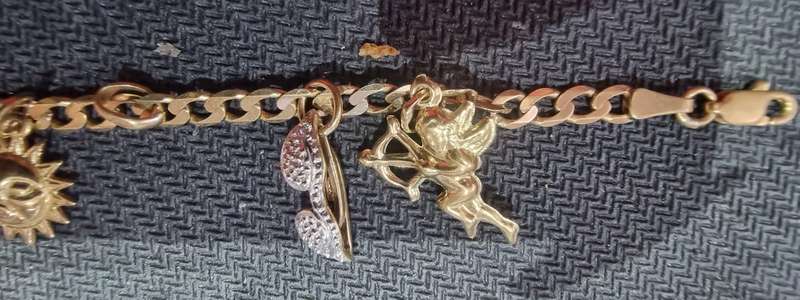 4.9g 9ct (375) solid gold scrap (Bracelet and charms)