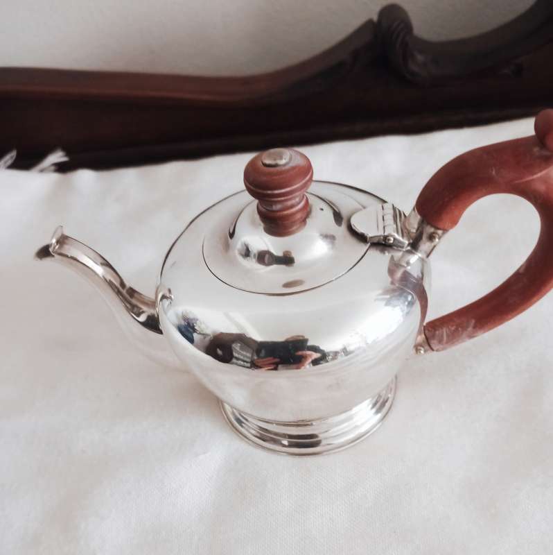 A delightful sterling silver teapot 1 cup