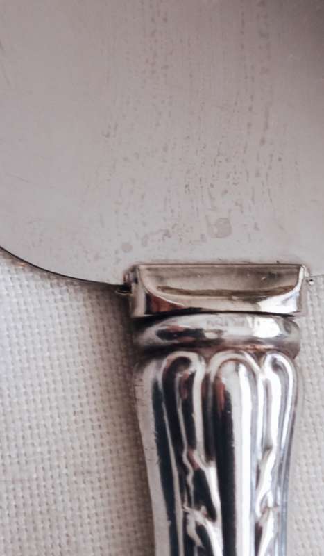 A beautiful sterling handle cake lift