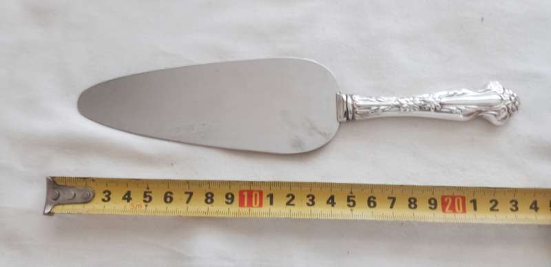 A beautiful sterling handle cake lift