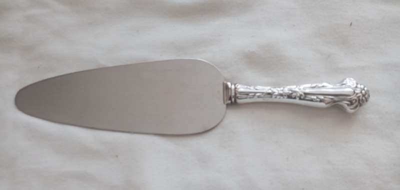 A beautiful sterling handle cake lift