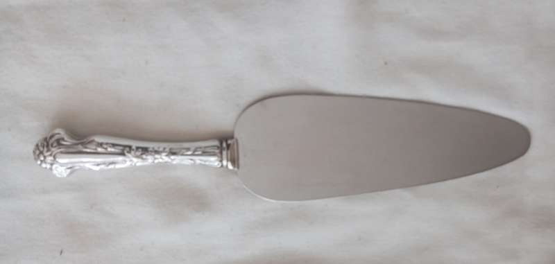A beautiful sterling handle cake lift
