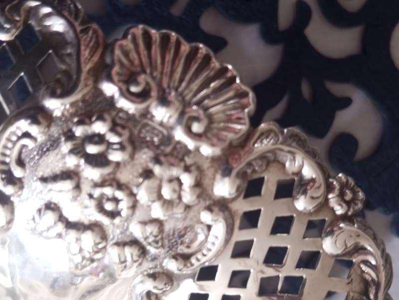 A fine silver tazza in beautiful condition
