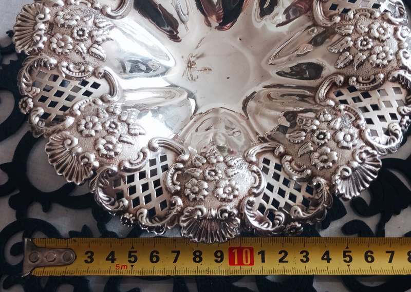 A fine silver tazza in beautiful condition