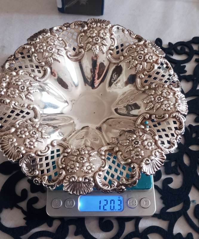 A fine silver tazza in beautiful condition
