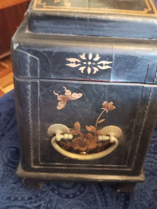 A antique Chinese styled jewelry box