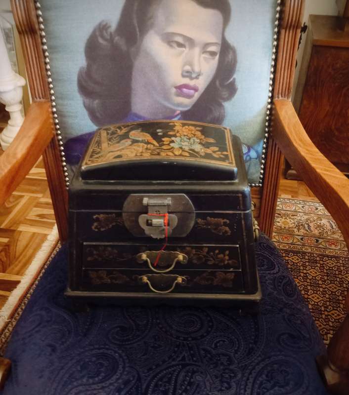 A antique Chinese styled jewelry box