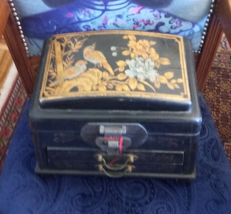 A antique Chinese styled jewelry box