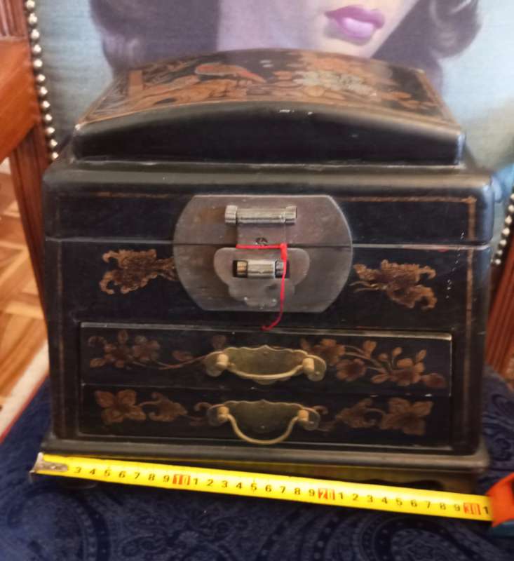 A antique Chinese styled jewelry box