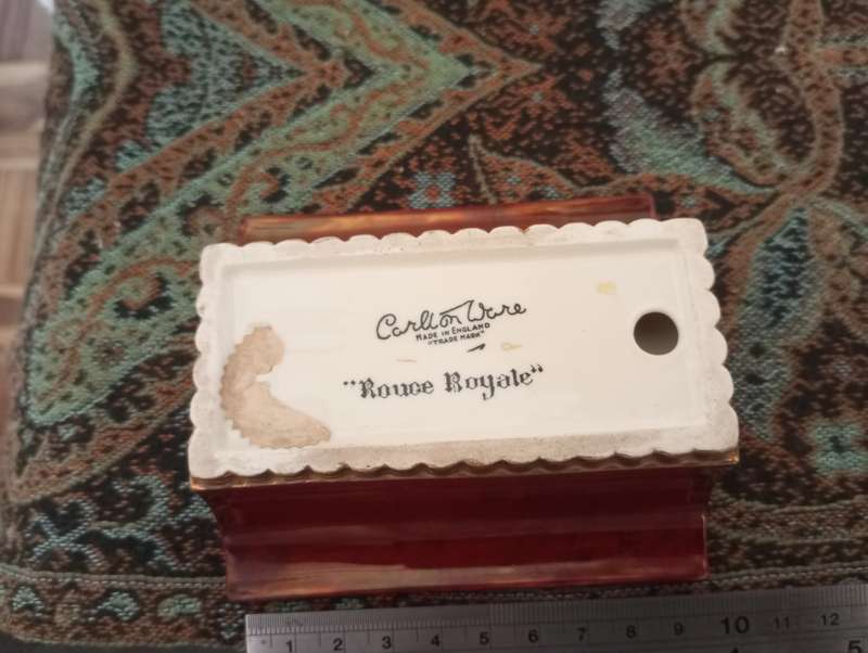 A fine Carlton ware rouge royal patterned ashtray