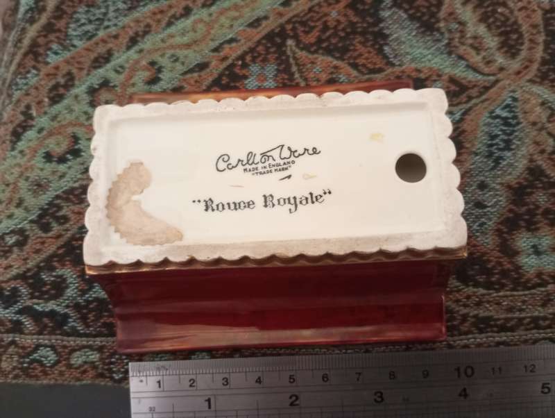 A fine Carlton ware rouge royal patterned ashtray