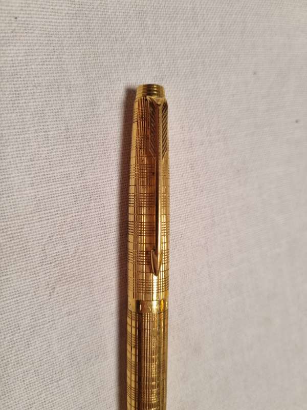 Parker 75 Ciselé Fountain Pen in a gold grid pattern,