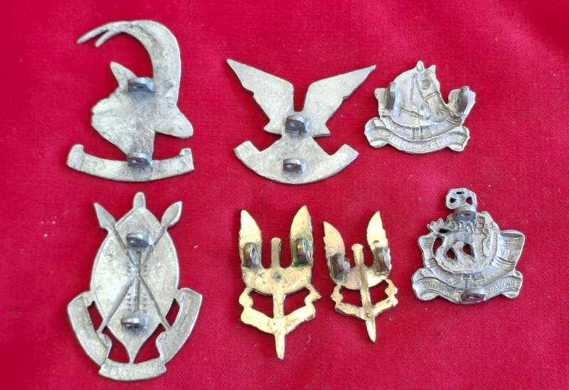 RHODESIAN ARMY - 7 X PERIOD CAST BADGES USED FOR COMMEMORATIVE DISPLAYS  RIFLE REGTS.  (8779)