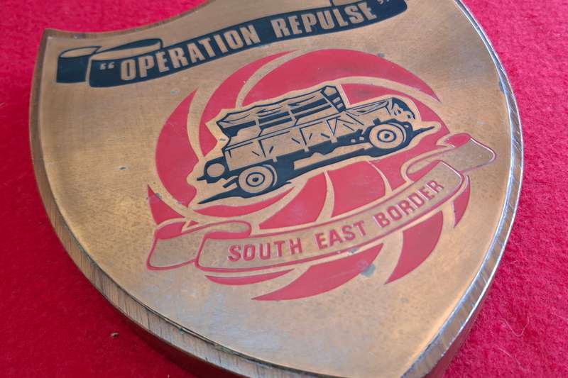 RHODESIAN ARMY - OPERATION REPULSE PLAQUE   - SOME TARNISH             (8804)