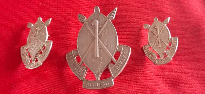 RHODESIAN AFRICAN RIFLES - SET WM HEADDRESS BADGE + CHROME COLLARS  (8915)