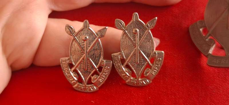 RHODESIAN AFRICAN RIFLES - SET WM HEADDRESS BADGE + CHROME COLLARS  (8915)