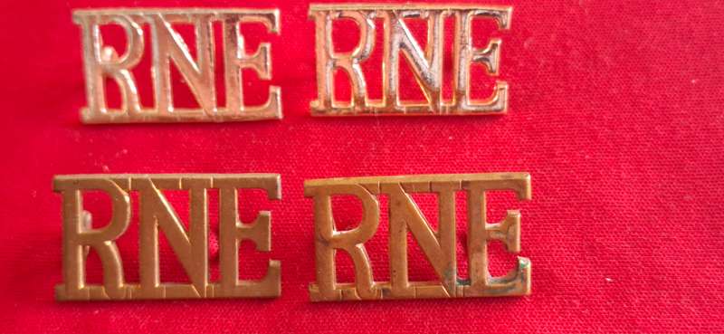 RHODESIA & NYASALAND ENGINEERS - 2 PAIRS BRASS + ANODISED SHOULDER TITLES      (8908)