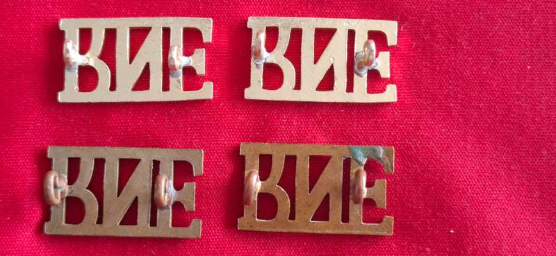 RHODESIA & NYASALAND ENGINEERS - 2 PAIRS BRASS + ANODISED SHOULDER TITLES      (8908)