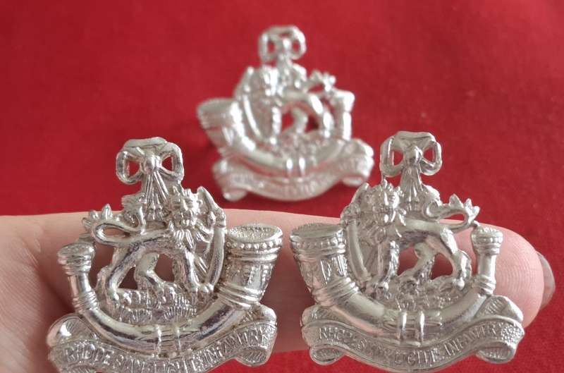 RHODESIAN LIGHT INFANTRY - SET CAP + FACING PAIR ANODISED COLLAR BADGES          (8914)
