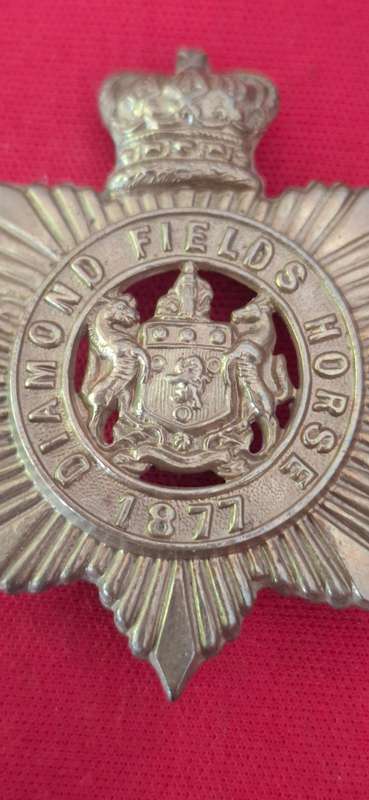 SOUTH AFRICA - DIAMOND FIELDS HORSE QVC BRASS CAP BADGE - RARE              (8823)