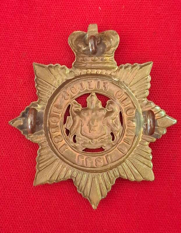 SOUTH AFRICA - DIAMOND FIELDS HORSE QVC BRASS CAP BADGE - RARE              (8823)