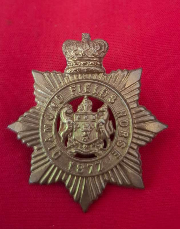SOUTH AFRICA - DIAMOND FIELDS HORSE QVC BRASS CAP BADGE - RARE              (8823)